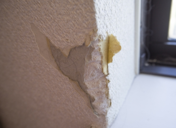 壁紙の破れ 剥がれ めくれを経済的に補修する方法を解説